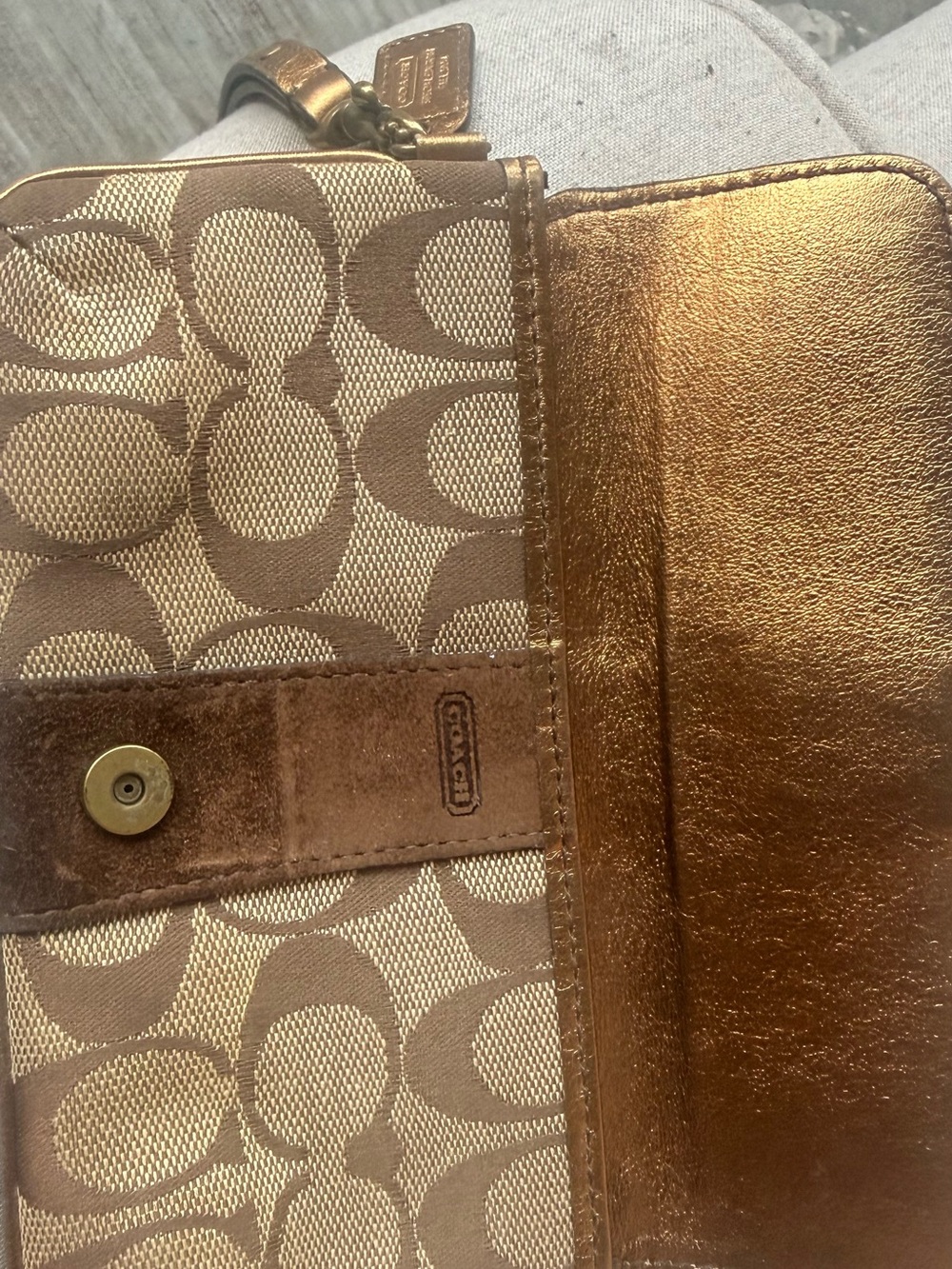 Brown metalic Leather-Trim Canvas wallet- wristler Coach vintage signature - Picture 11 of 15